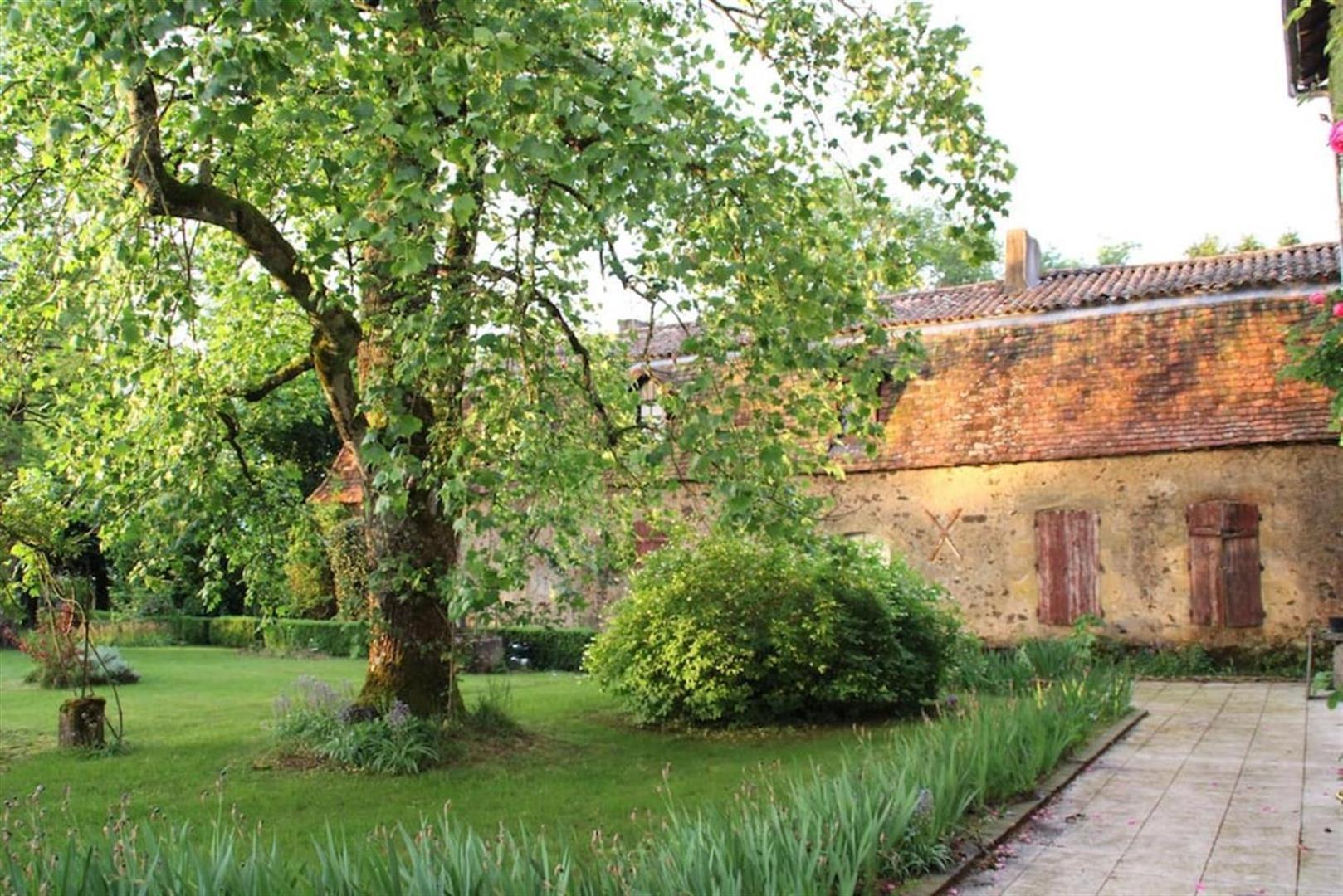 Le Clos Du Gue Pressac Bilik gambar