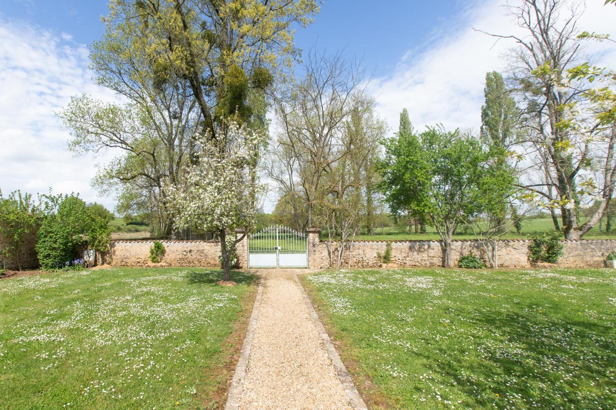 Le Clos Du Gue Pressac Luaran gambar